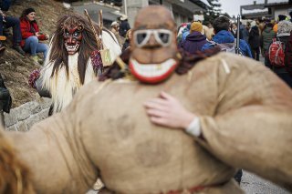 Wiler en Valais a été le théâtre samedi d'une rencontre inédite entre les Peluches, personnages du carnaval d'Evolène et leurs cousins du Lötschental, les Tschäggättä. KEYSTONE/VALENTIN FLAURAUD